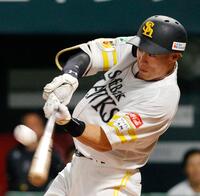 ４回、中前打を放つソフトバンク・柳田