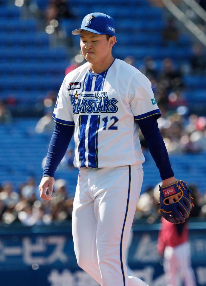 ２失点した３回、肩を落としてベンチに戻るＤｅＮＡ・竹田