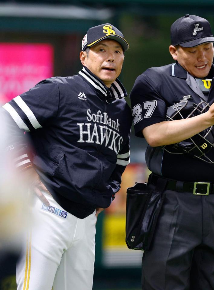 選手交代を告げるソフトバンク・小久保監督