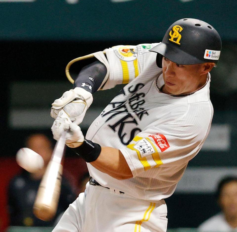 ４回、中前打を放つソフトバンク・柳田