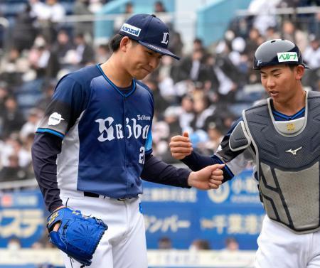 　４回を無失点に抑えベンチに戻る西武先発の武内。捕手小島＝ＺＯＺＯマリン