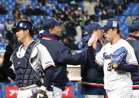 星（右）を出迎える池山監督（撮影・佐々木彰尚）