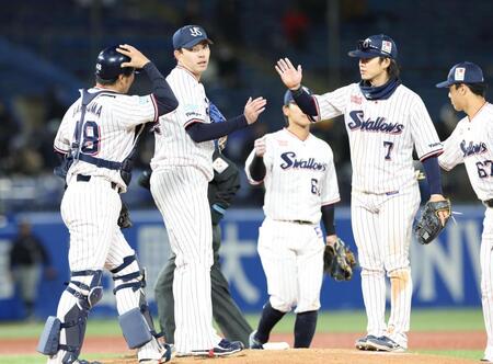 勝利に喜ぶヤクルトナイン（撮影・佐々木彰尚）