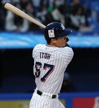 ７回、伊藤は中前に２点適時打を放つ（撮影・佐々木彰尚）