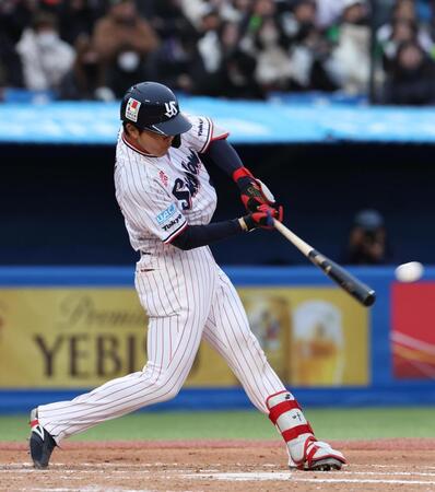 ６回裏ヤクルト、無死一、二塁、鈴木叶は左翼線に適時二塁打を放つ＝神宮（撮影・佐々木彰尚）