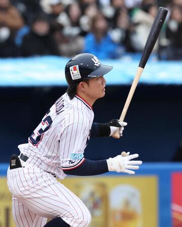 ３回、増田は中前に適時打を放つ（撮影・佐々木彰尚）