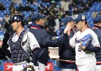 星（右）を出迎える池山監督（撮影・佐々木彰尚）