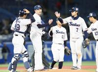 勝利に喜ぶヤクルトナイン（撮影・佐々木彰尚）