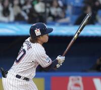 ７回、赤羽は左前に適時打を放つ（撮影・佐々木彰尚）