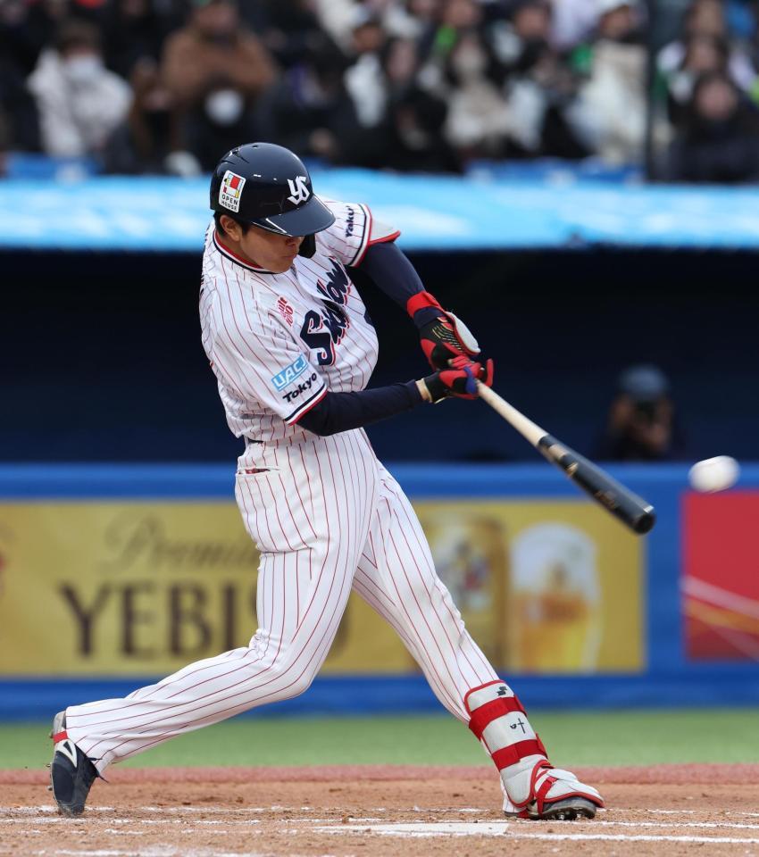 ６回裏ヤクルト、無死一、二塁、鈴木叶は左翼線に適時二塁打を放つ＝神宮（撮影・佐々木彰尚）