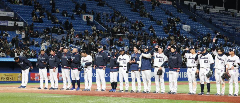 ファンにあいさつをするヤクルトナイン（撮影・佐々木彰尚）