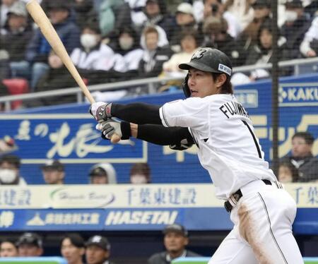 　７回、藤原が勝ち越しの適時二塁打を放つ