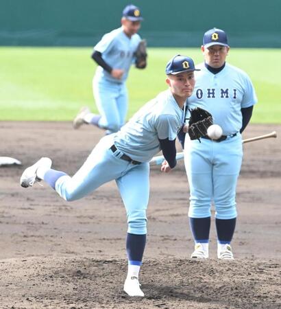 マウンドで投球する近江・上田（撮影・高部洋祐）