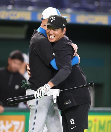 森本コーチと抱き合う長野氏（撮影・金田祐二）