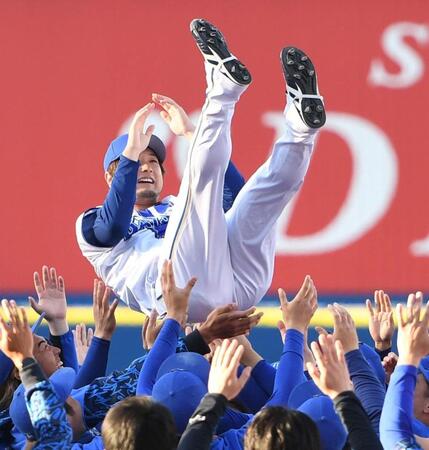ＤｅＮＡナインの手で胴上げされる三嶋一輝氏（撮影・佐藤厚）