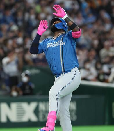 １回、先制２ランを放ち喜ぶレイエス（撮影・金田祐二）