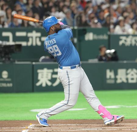 １回、レイエスが左中間に先制２ランを放つ