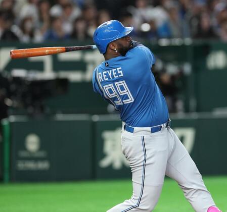 １回、先制２ランを放つレイエス（撮影・金田祐二）