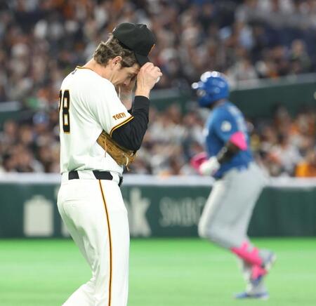 １回、レイエス（右）に先制２ランを浴びたハワード