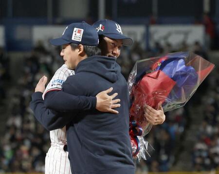 山田（左）と抱き合う川端（撮影・佐々木彰尚）
