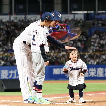 子どもたちから花束を手渡された川端（撮影・佐々木彰尚）