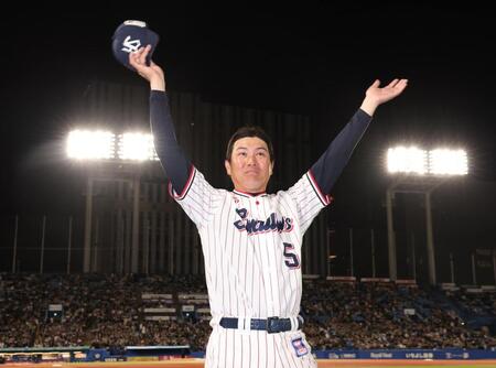 ファンにあいさつをする川端（撮影・佐々木彰尚）