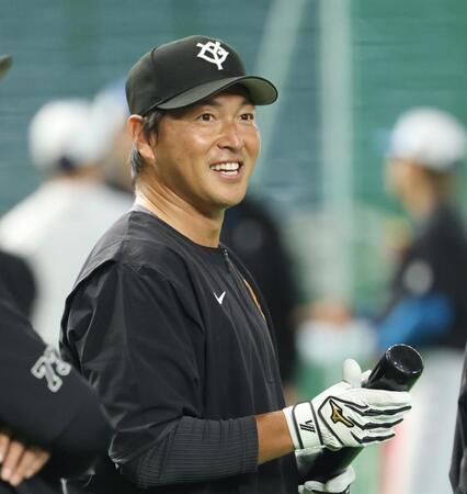 笑顔で打撃練習に臨む長野氏