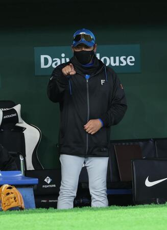 指で「７」を描いて代打・長野久義？と巨人ベンチに問いかける新庄監督（撮影・金田祐二）