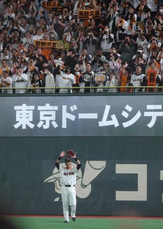 ９回、常谷の右飛を捕球し笑顔を見せる長野（撮影・金田祐二）