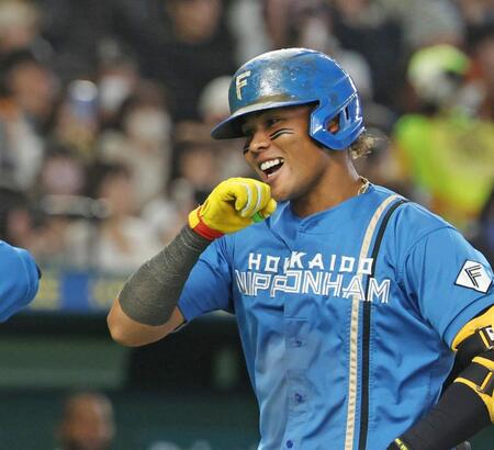 ４回、満塁本塁打を放ち、笑顔の水谷