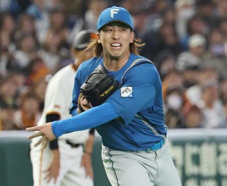 ５回、浦田の打球を一塁に送球する先発細野