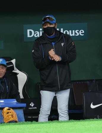 指で「７」を描いて代打・長野久義？と巨人ベンチに問いかける新庄監督（撮影・金田祐二）