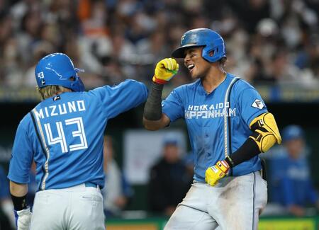 ４回、右越えに満塁本塁打を放ち水野に迎えられる水谷（撮影・金田祐二）