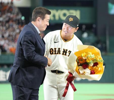 原辰徳氏から花束を受け取り笑顔の長野（撮影・金田祐二）