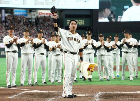 ファンの声援に応える長野（撮影・金田祐二）