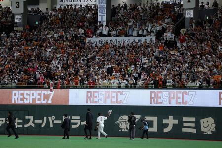 ファンにあいさつする長野（撮影・金田祐二）