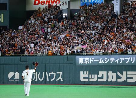ファンの声援を受けて守備につく長野（撮影・金田祐二）
