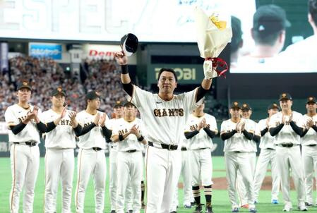 ファンの声援に応える長野（撮影・金田祐二）