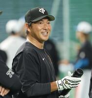 笑顔で打撃練習に臨む長野氏