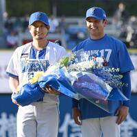 引退セレモニーで山崎（右）から花束を贈られ写真に納まる三嶋一輝氏（撮影・安藤由華）