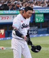 ８回、ファンにあいさつをする川端氏（撮影・佐々木彰尚）