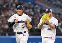 ９回、来田の遊飛を捕球し笑顔を見せる・川端（撮影・佐々木彰尚）