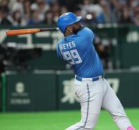 １回、先制２ランを放つレイエス（撮影・金田祐二）