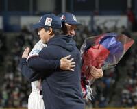 山田（左）と抱き合う川端（撮影・佐々木彰尚）