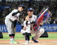 子どもたちと写真におさまる川端（撮影・佐々木彰尚）