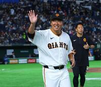 ファンの声援に応える長野久義氏（撮影・金田祐二）