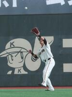９回、常谷の右飛を捕球する長野（撮影・金田祐二）