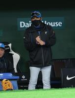 指で「７」を描いて代打・長野久義？と巨人ベンチに問いかける新庄監督（撮影・金田祐二）