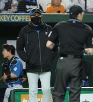 選手交代を告げる新庄監督（撮影・金田祐二）