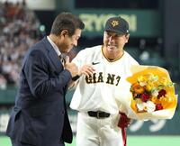 原辰徳氏から花束を受け取り笑顔の長野（撮影・金田祐二）